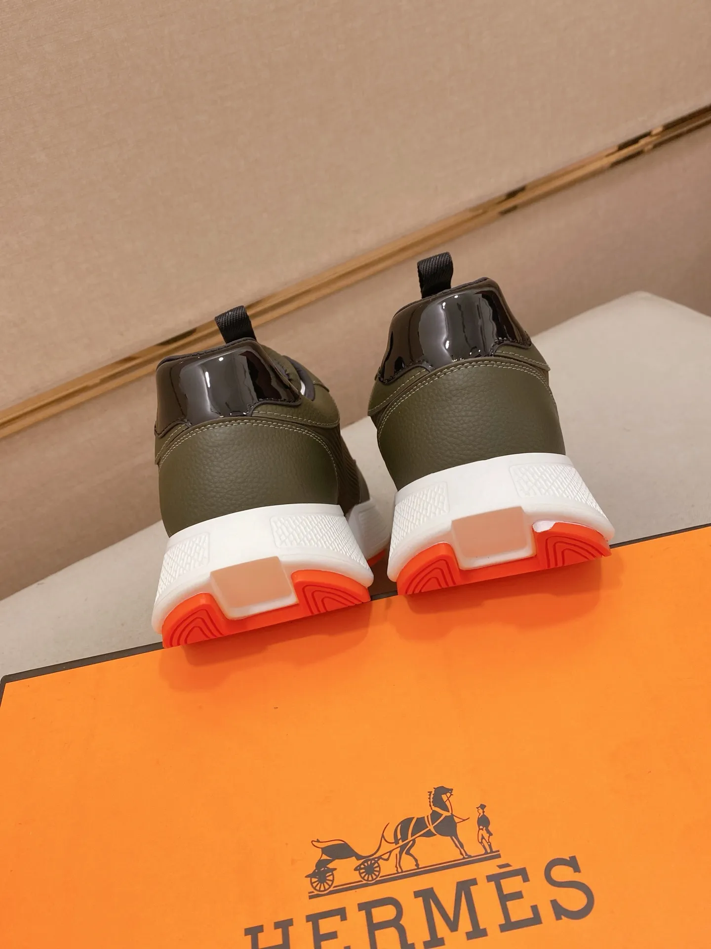 Ex-factory price: 460💰《HERMES》【Classic original single version】Hermès; top 🔝purchasing agent🔍🔍men's latest 🇺🇸 counter sales simultaneously, imported from Italy original ▲▲cowhide ▲▲ (high-end, nobility, class) ) Exquisite workmanship (Italian 🇮🇹 imported water-dyed 🐂 cowhide lining) sole: original sole provided by the original factory, ⚠️exclusive double-layer activity·TPR·rubber·combined molded outsole; super comfortable·wear-resistant·non-slip·environmental protection The real thing is more beautiful if you take the real thing (high quality, follow the order). You can enter and exit the counter at will * Number of yards: 38-44 (45 can be customized and cannot be returned or exchanged)